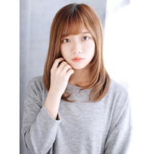 透け感バングの内巻きレイヤースタイル