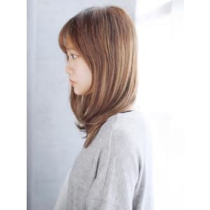透け感バングの内巻きレイヤースタイル