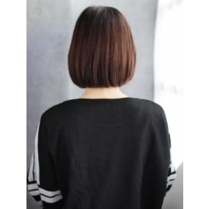 重めバングのカジュアルモードボブ