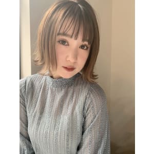 ハイライトベージュの切りっぱなしボブ