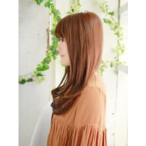 大人フェミニンのゆるふわストレートスタイル
