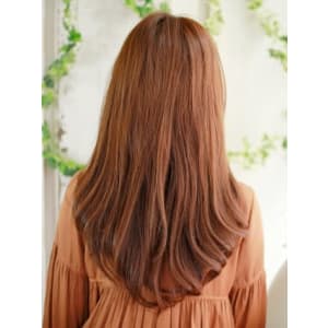 大人フェミニンのゆるふわストレートスタイル
