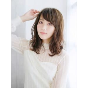 透け感たっぷりのグレージュカール