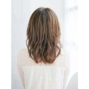透け感たっぷりのグレージュカール