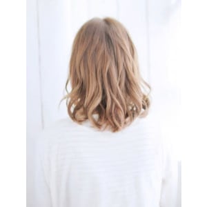 ショートバングのニュアンスカールスタイル