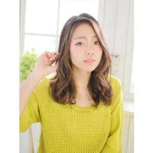 ミックスカールのルーズヘアースタイル