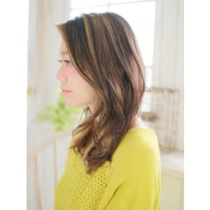 ミックスカールのルーズヘアースタイル