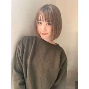春色ベージュの切りっぱなしボブ