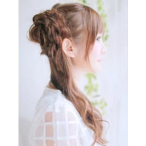 ロングヘアーに人気のパーティーアップスタイル