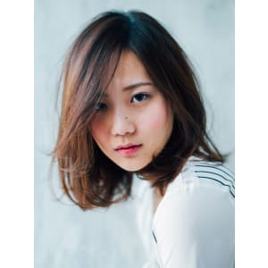 大人切りっぱなしボブスタイル