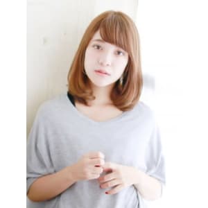 内巻きワンカールのミディアムボブ