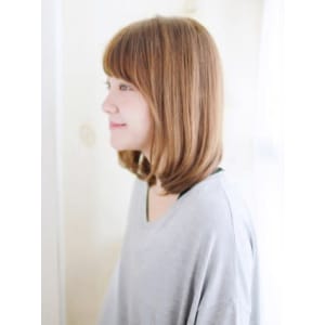 内巻きワンカールのミディアムボブ