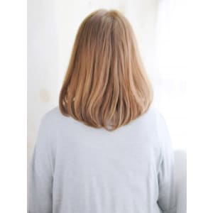 内巻きワンカールのミディアムボブ