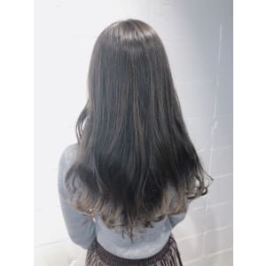 パールオリーブカラーで暗髪でも透明感