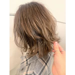 大人かわいいグレージュ切りっぱなしボブ　前下がり外ハネボブ