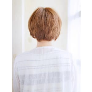 ハイトーンカラーのナチュラルストレートスタイル