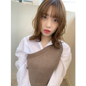 大人かわいいネオウルフミディアム 外ハネアッシュブラウン