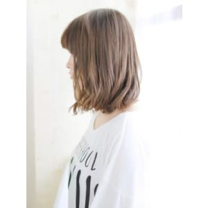 グレージュカラーのニュアンスカールスタイル