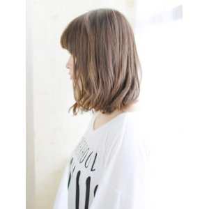 グレージュカラーのニュアンスカールスタイル