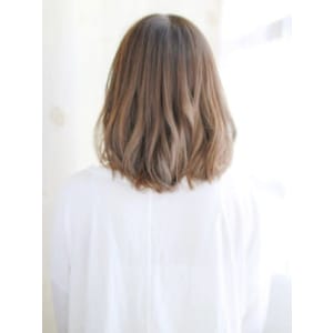 グレージュカラーのニュアンスカールスタイル