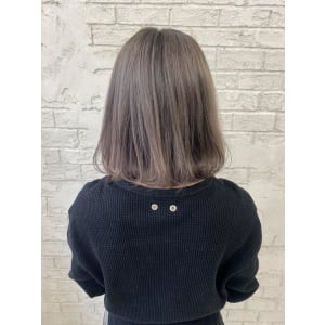 グレージュブリーチカラー切りっぱなしボブグレー4098