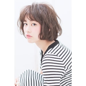 透明感で動きのあるグレージュワンカールボブ