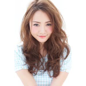 強めのパーマで簡単スタイリング愛されロングヘアー