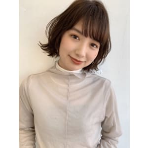 大人くびれボブ　暗髪パーマ