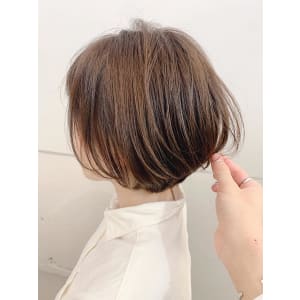 頭の形が綺麗に前下がり耳掛け丸みナチュラルボブ　30代40代