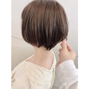 頭の形が綺麗に前下がり耳掛け丸みショートボブ　30代40代
