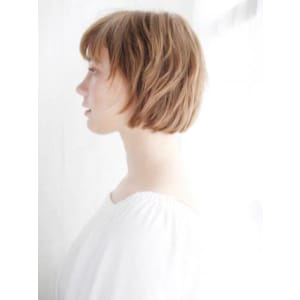 ショートバングのふんわりショートスタイル