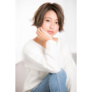 大人カジュアル×外ハネショート