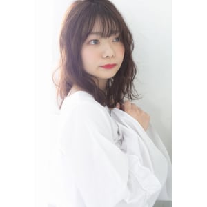 ブラウンヘアシースルーバングガーリーミディアムアレンジ10代
