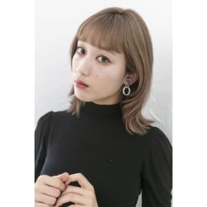 ブロンドハイトーンベージュ切りっぱなしボブブリーチカラー