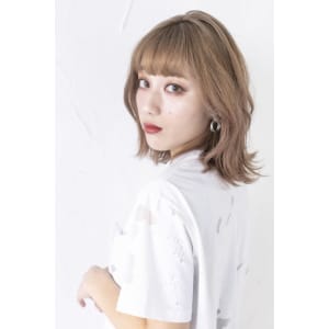 ブロンドヘアミルクティベージュ切りっぱなしボブ10代20代