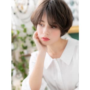 センターパートで抜け感…大人前下がりボブ　耳かけ