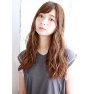 透け感グレージュのゆるカールスタイル