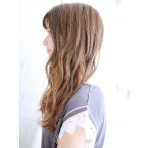 透け感グレージュのゆるカールスタイル