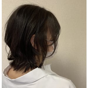 暗髪アッシュ外ハネウルフボブ