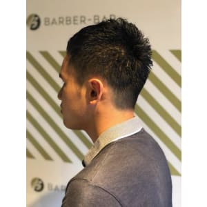 フェードカットスタイル【BARBER-BAR】