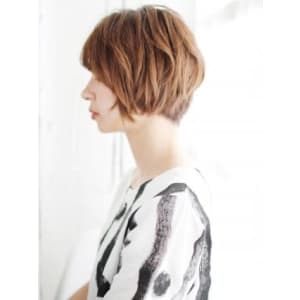毛先ニュアンスカールのショートスタイル