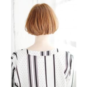 センターパートのニュアンスカールボブスタイル