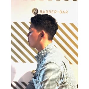 フェードカットスタイル【BARBER-BAR】