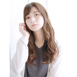 透け感グレージュのゆるカールスタイル