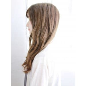 透け感グレージュのゆるカールスタイル