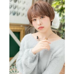 大人かわいい斜めバングナチュラルショート　くせ毛風