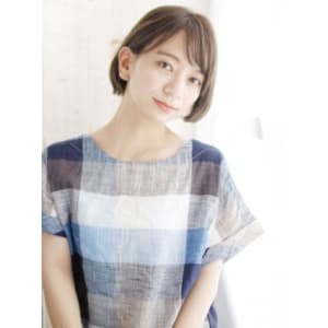 ツヤ感ベージュのボブスタイル