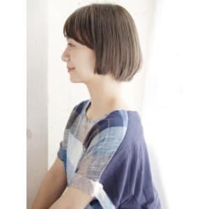 ツヤ感ベージュのボブスタイル