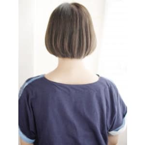 ツヤ感ベージュのボブスタイル