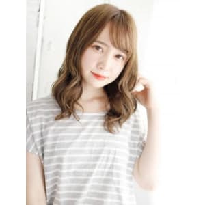透け感バングのミックスカールスタイル